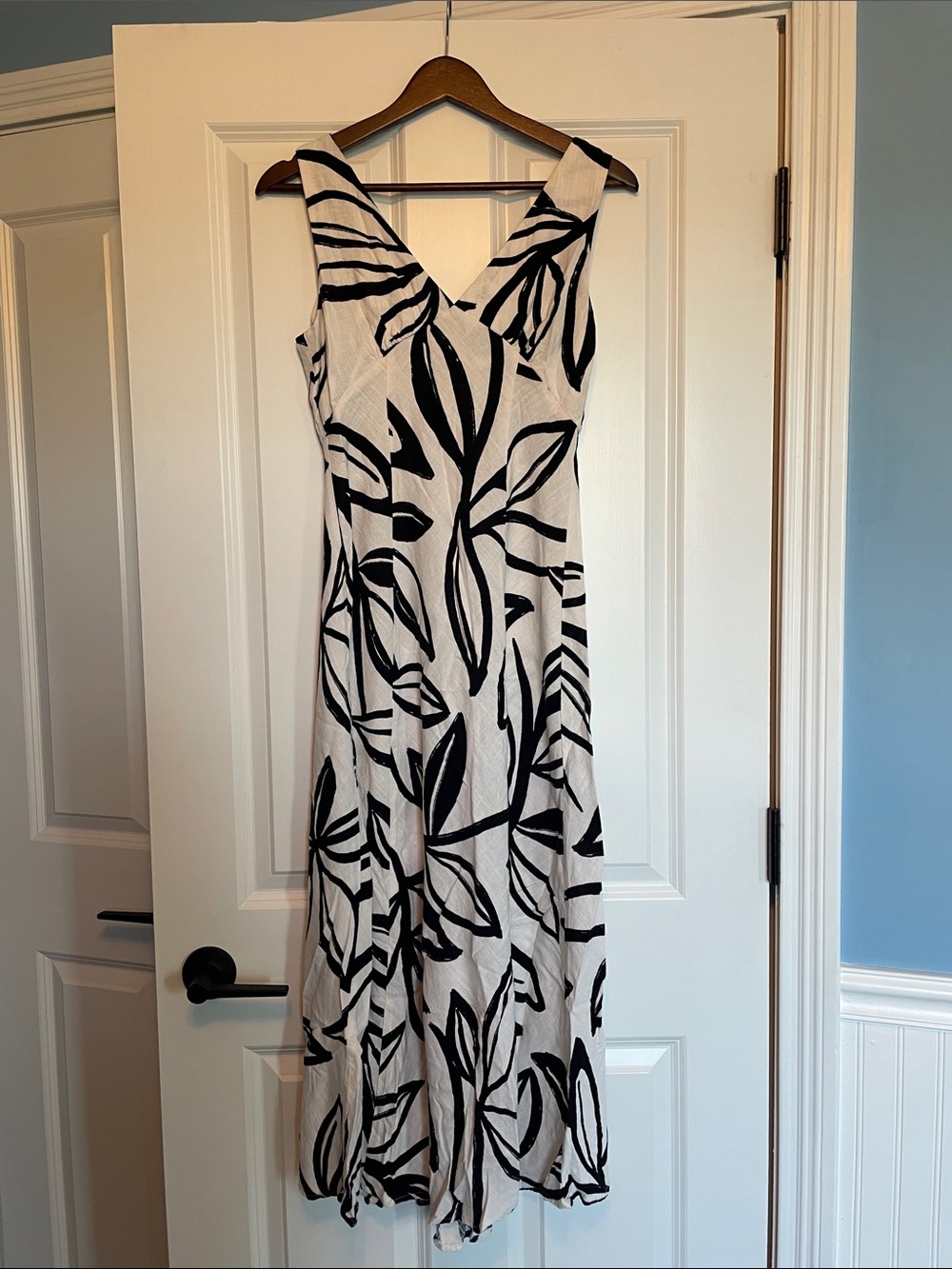 Sleeveless V-Neck Black Leaf Print White Maxi Dress